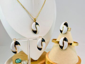 Set dorado 4 piezas dije blanco c/negro