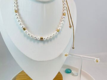 Set Collar ajustable y aretes flor perlitas