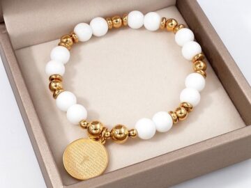 Pulsera piedras blancas con dorado 8mm