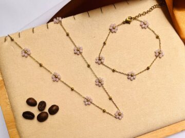 Set dorado Collar y pulsera florecitas rosa