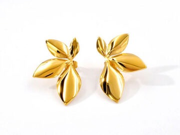 Aretes dorados media flor 3.4cm