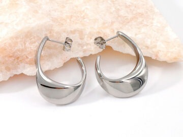 Aretes plateados diseño forma J