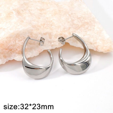 Aretes plateados diseño forma J