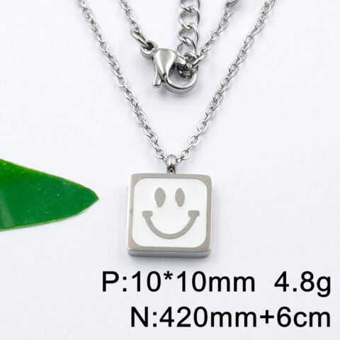 Collar plateado dije cuadrado carita feliz